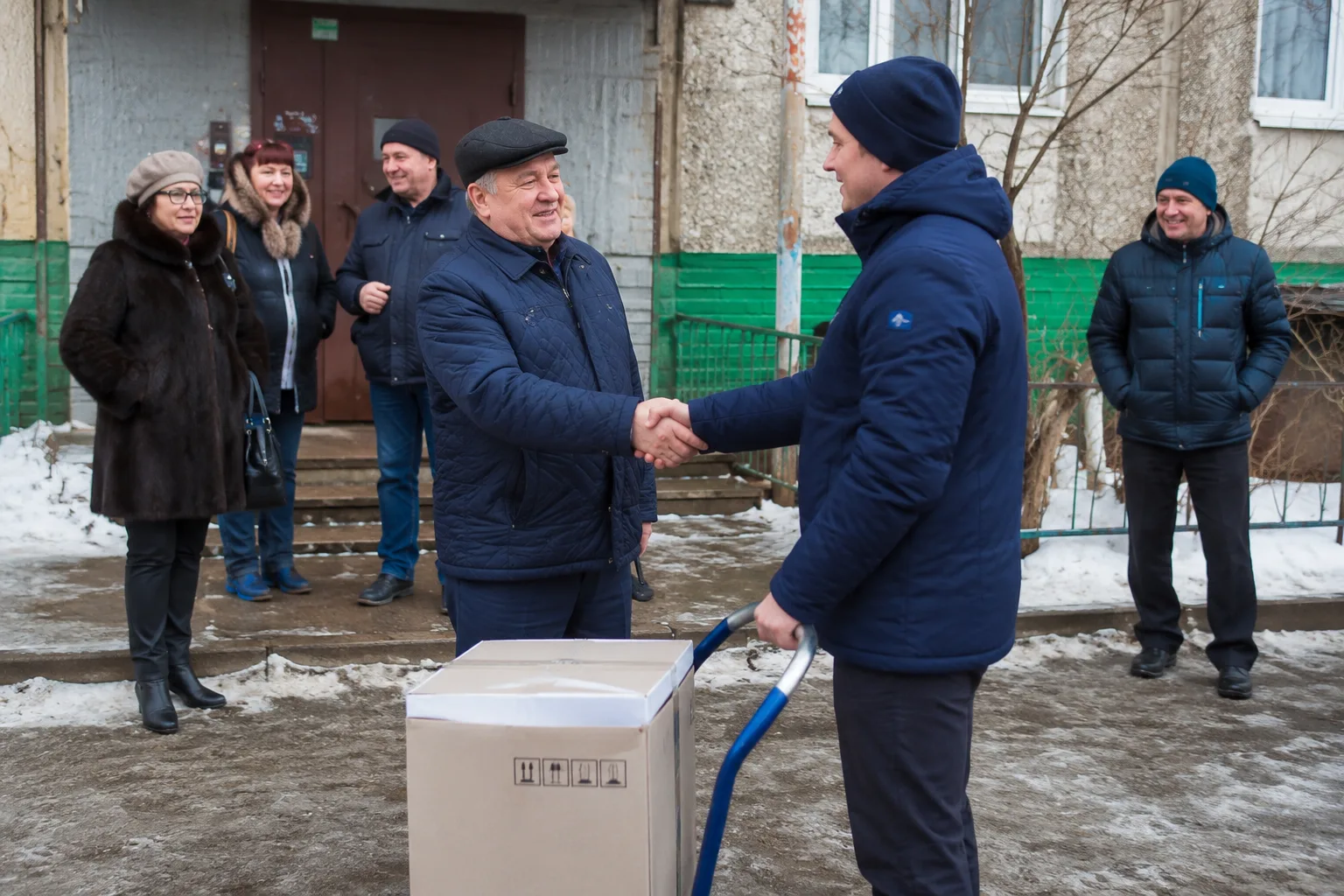 Как Петрович три месяца здоровался не с тем соседом

Петрович переехал в новый дом и решил сразу нал