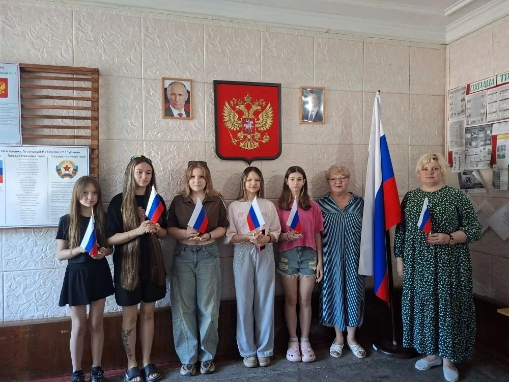 В филиале «Клуб пгт Южная Ломоватка» провели патриотическую игру-викторину ко Дню России «Здесь мой 
