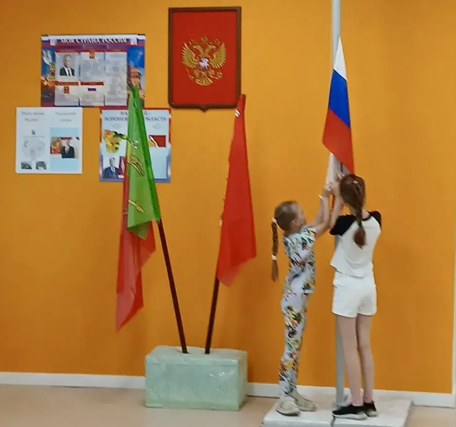 📓 Дневник лагеря «Дружба»: день седьмой!

🇷🇺 Утро началось с торжественной линейки, где мы погруз