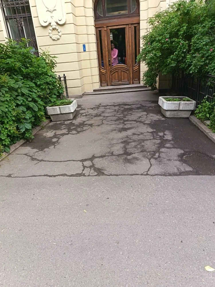 Завершили уборку. Дорожки подметены, мусор собран, газоны приведены в порядок. Всё чисто.
