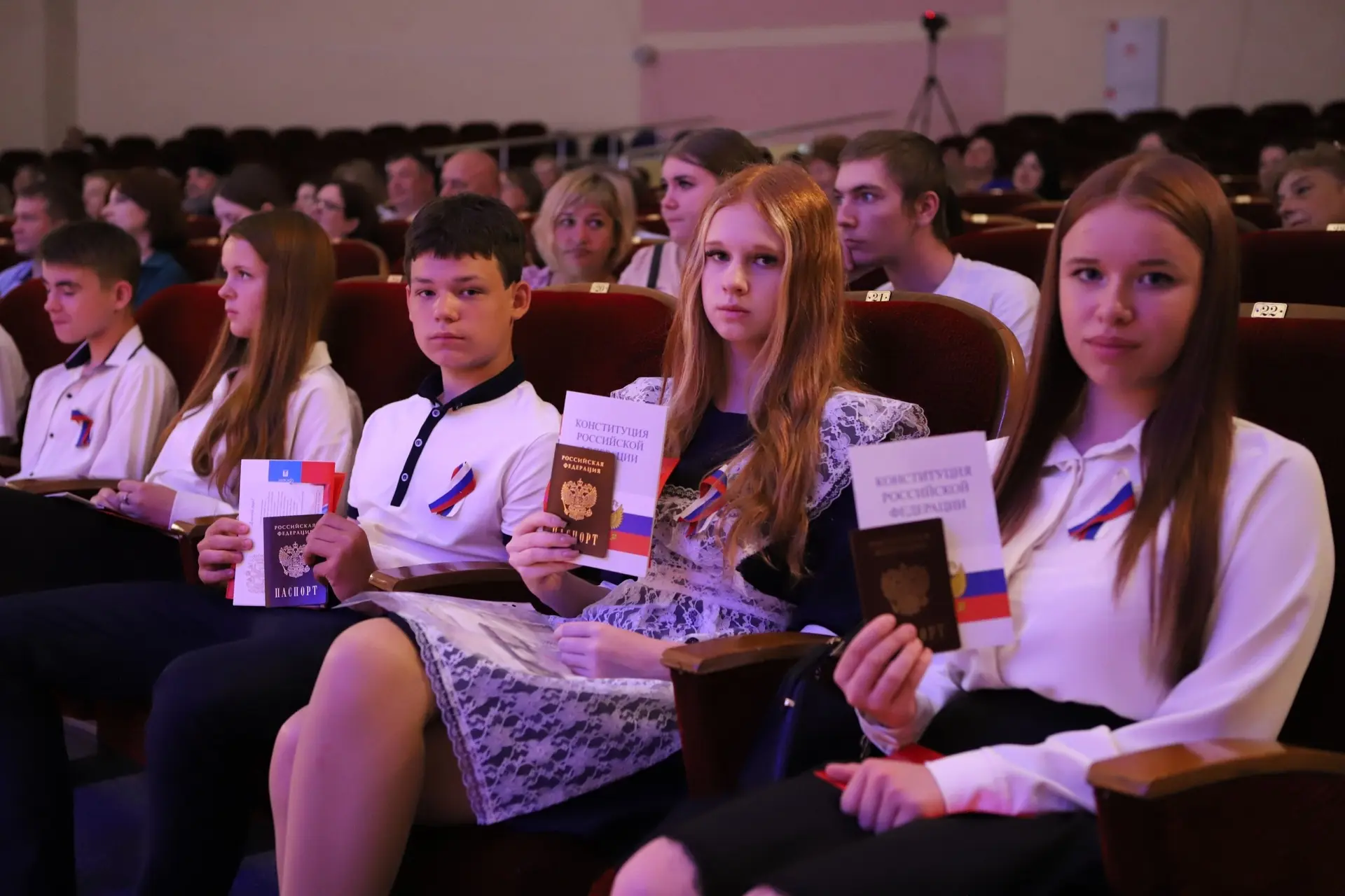 🇷🇺 «Мы — граждане России!»
 
В преддверии значимого праздника ученица нашей школы в торжественной 