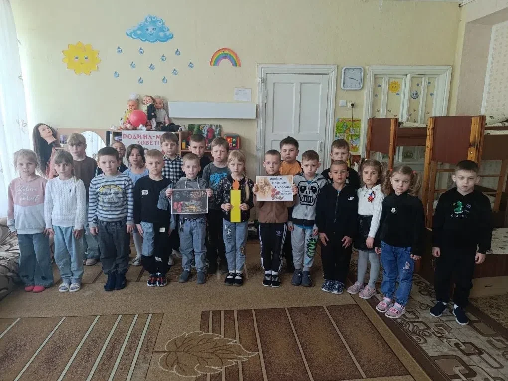 Свеча не плавится, не плачет, а рыдает: 
Она о павших в страшных битвах вспоминает. 
Она горит, чтоб