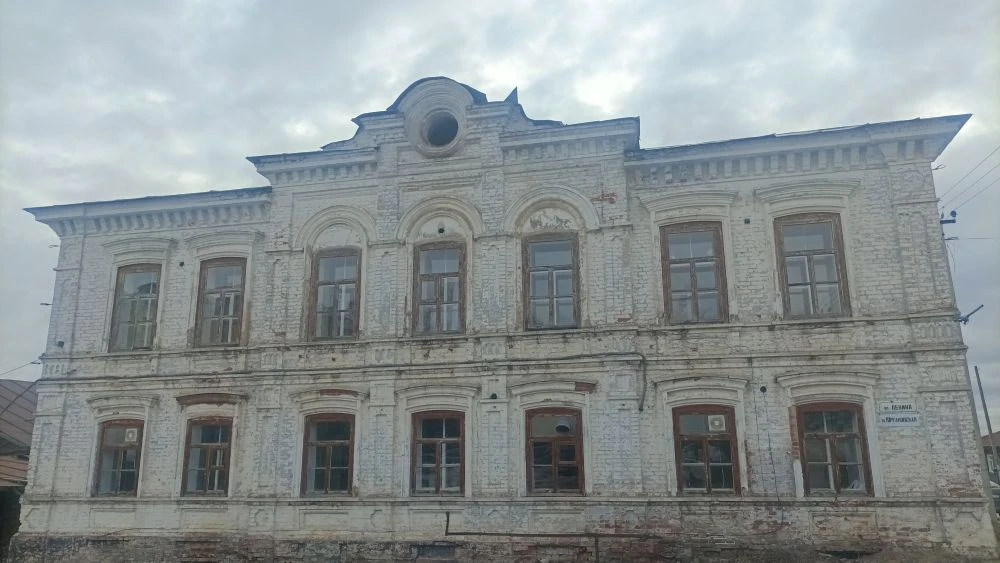 В Пермском крае можно стать владельцем старинной усадьбы всего за 4 рубля. 

На торги выставлено ист