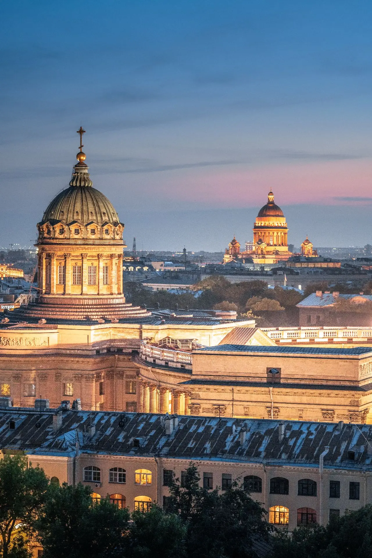 Петербург с высоты: 5 самых популярных обзорных площадок

1. Колоннада Исаакиевского собора
Классика