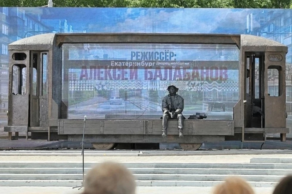 Разблокировано новое место притяжения! 

Первый в России памятник кинорежиссёру Алексею Балабанову о