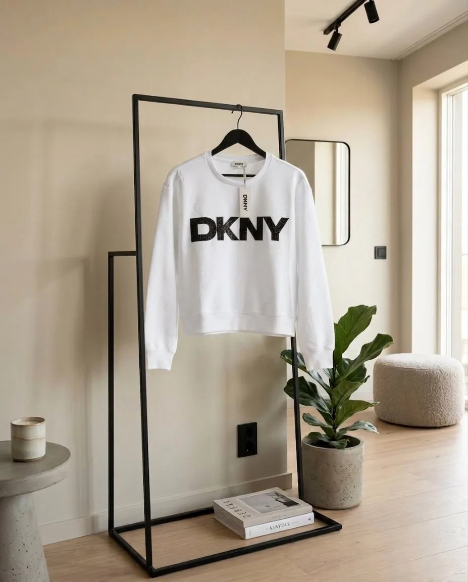 В НАЛИЧИИ

Толстовка женская DKNY
Надпись оформлена чёрными стразами 
Размер М (44-46)

🏷️ 3800 ₽ �
