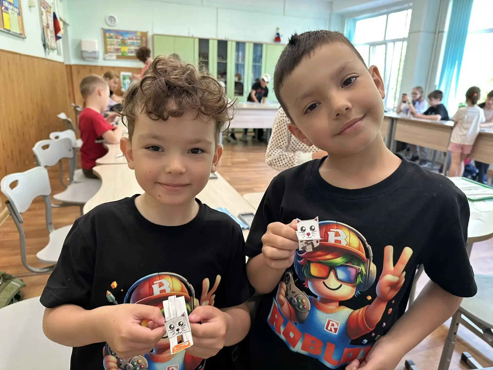 🎨 Сегодня в наших отрядах — творческий бум! 

Проходит мастер-класс «Кошки-мышки»: ребята мастерят,