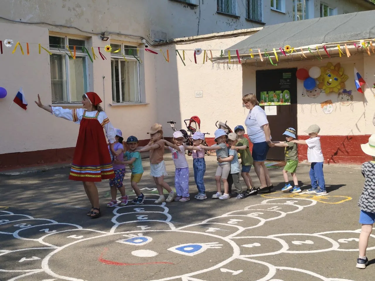 🇷🇺 С Днём России! 🇷🇺

Сегодня утром в нашем детском саду царила по-настоящему праздничная атмосф