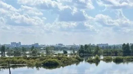 Доброе утро 😍 Сегодня обещают слабый дождь · +23⁠…⁠+32⁠° · слабый ветер 1⁠–⁠3 м⁠/⁠с, порывы до 17 м
