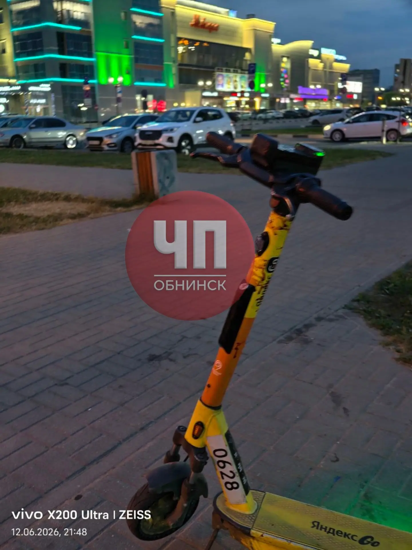❗️ Окровавленный самокат был обнаружен в центре города! Под ним лужа крови. 

У кого-то явно не зала