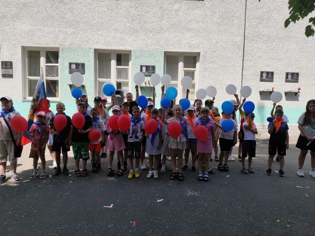 11 июня в нашем пришкольном лагере "Радуга" выдался очень насыщенный день.
С утра у ребят была "Зарн