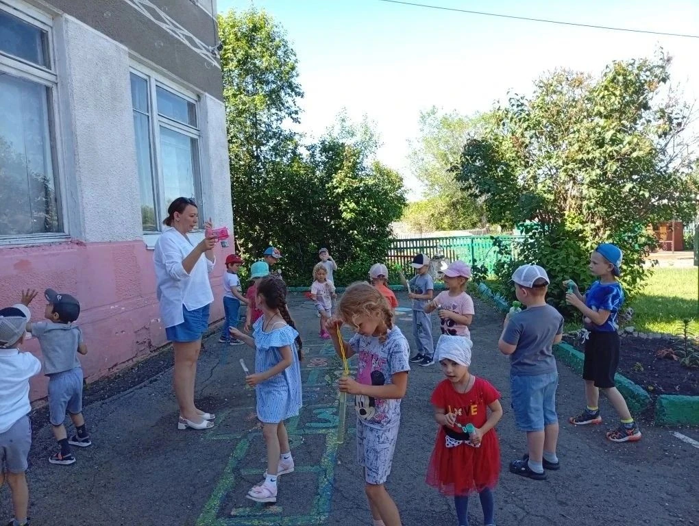 День мыльных пузырей: когда воздух становится волшебным.
В старшей группе детского сада сегодня цари