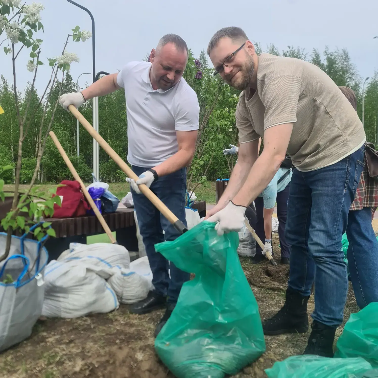 🌿 Дворец торжеств - зелёному будущему Сургута!

Сегодня наши сотрудники вышли на набережную СурГУ, 