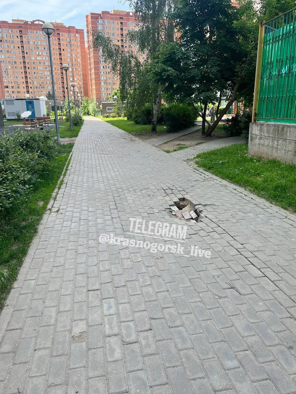 🧱 Рядом с домом 23 по Красногорскому бульвару, напротив корпуса 1, образовалась яма. 

Местная УК п