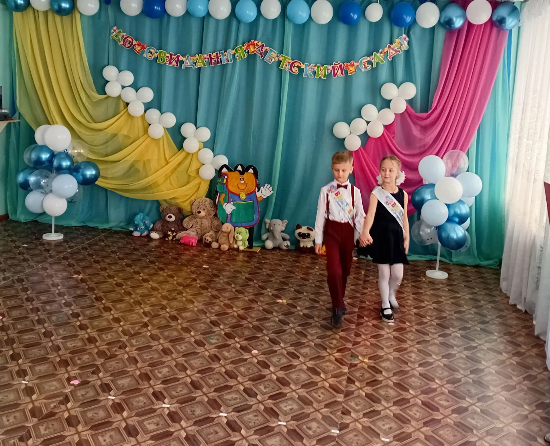 Дорогие наши выпускники!
Вот и настал тот день, когда вы прощаетесь с детским садом — местом, где вы
