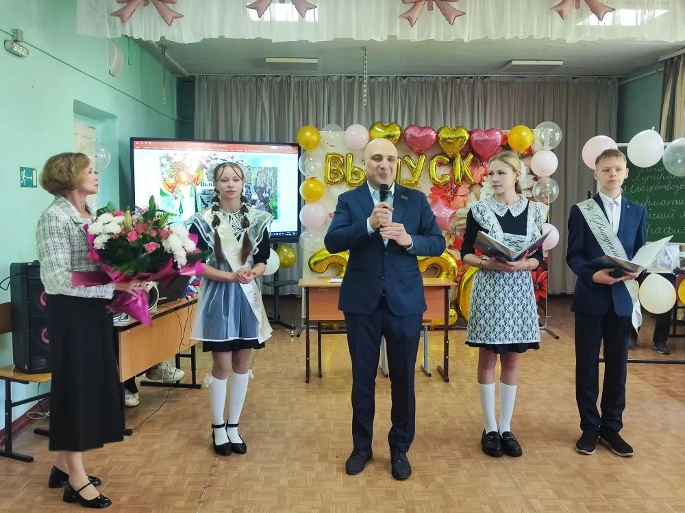 🔔🎉 Последний звонок 2026 — праздник, объединяющий сердца! 
 
26 мая в нашей школе прозвучал послед