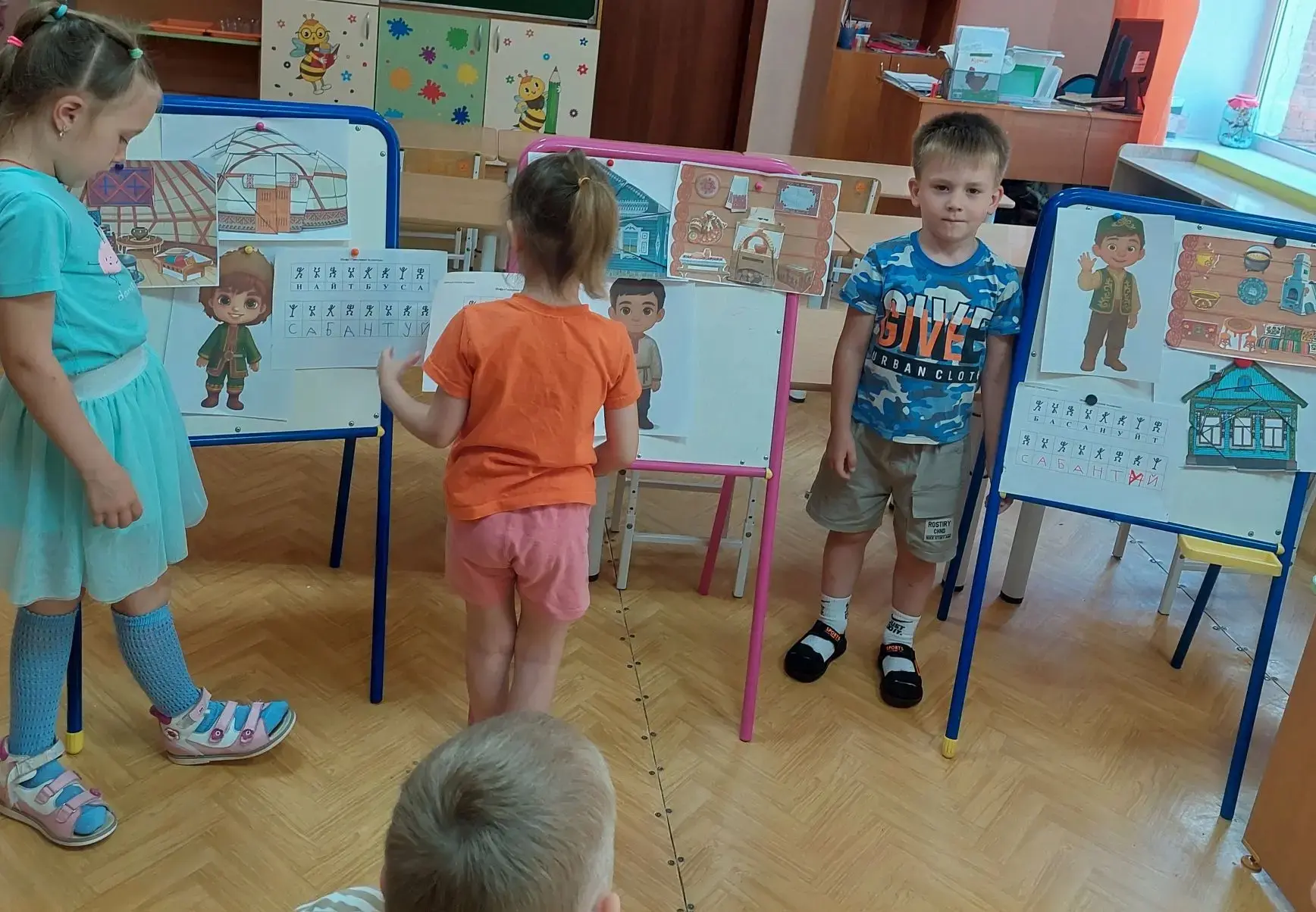 📢 «Культура, традиции и быт татар, чувашей и башкир»!

Занятие в старшей группе прошло на ура! 🎉 Д