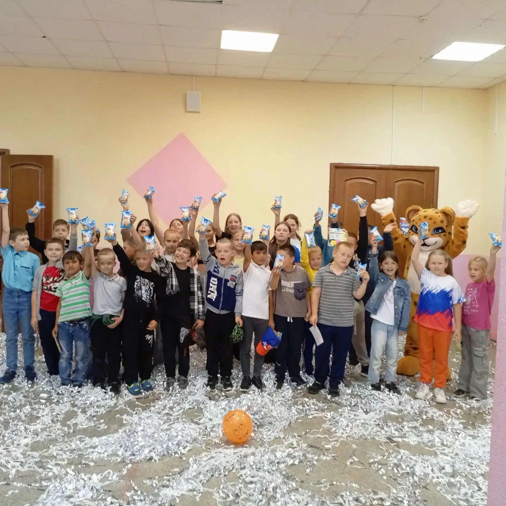 Сегодня, в день защиты детей, в нашей школе начал свою работу лагерь с дневным пребыванием детей "Со