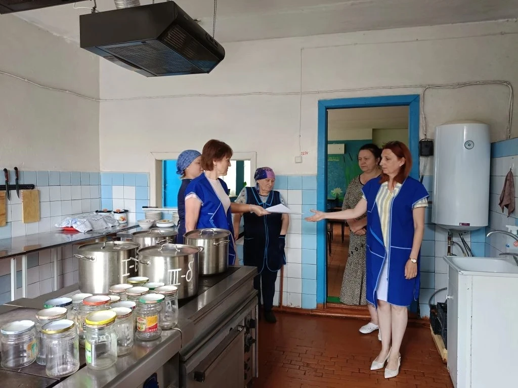 Сегодня пришкольный лагерь «Романтик» с рабочим визитом посетили заместитель главы местной администр