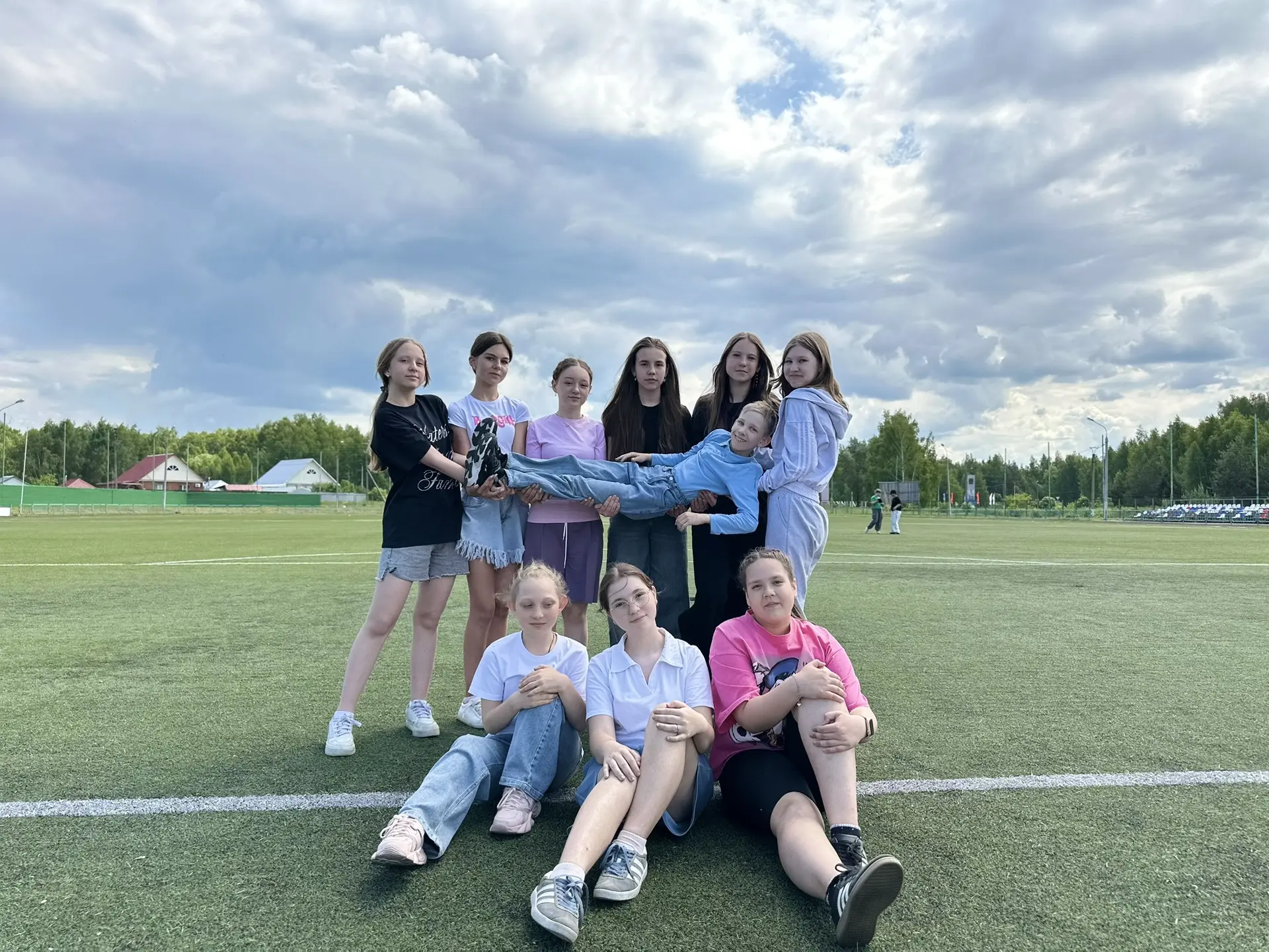 Два лагеря — одна команда! 💥🏟️

Спорт — это здорово, а спорт + фотосессия на стадионе — это мемори