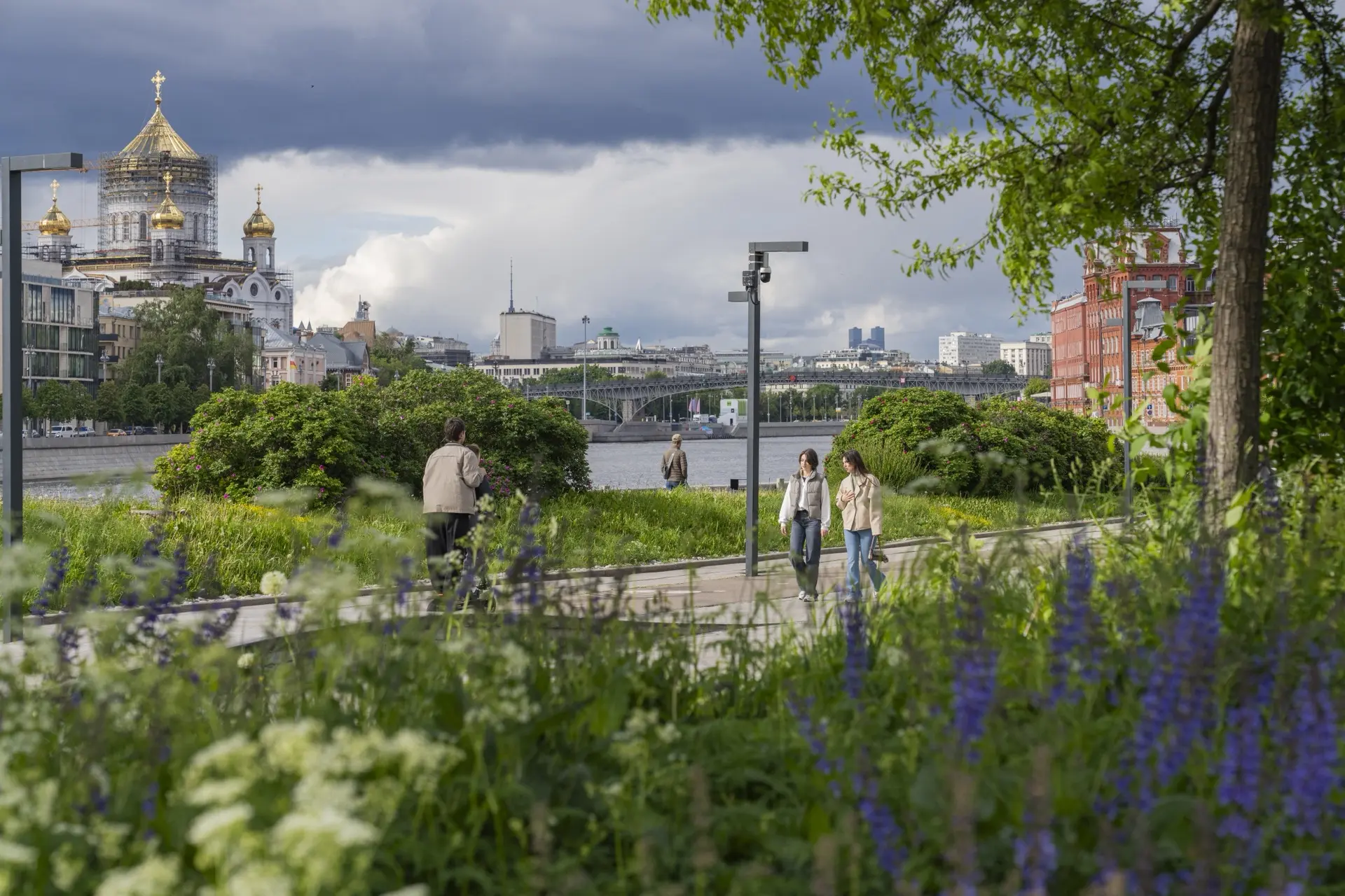 Записываем новый сценарий прогулки в пасмурные и дождливые дни! 🌦️

Берем зонты и отправляемся знак