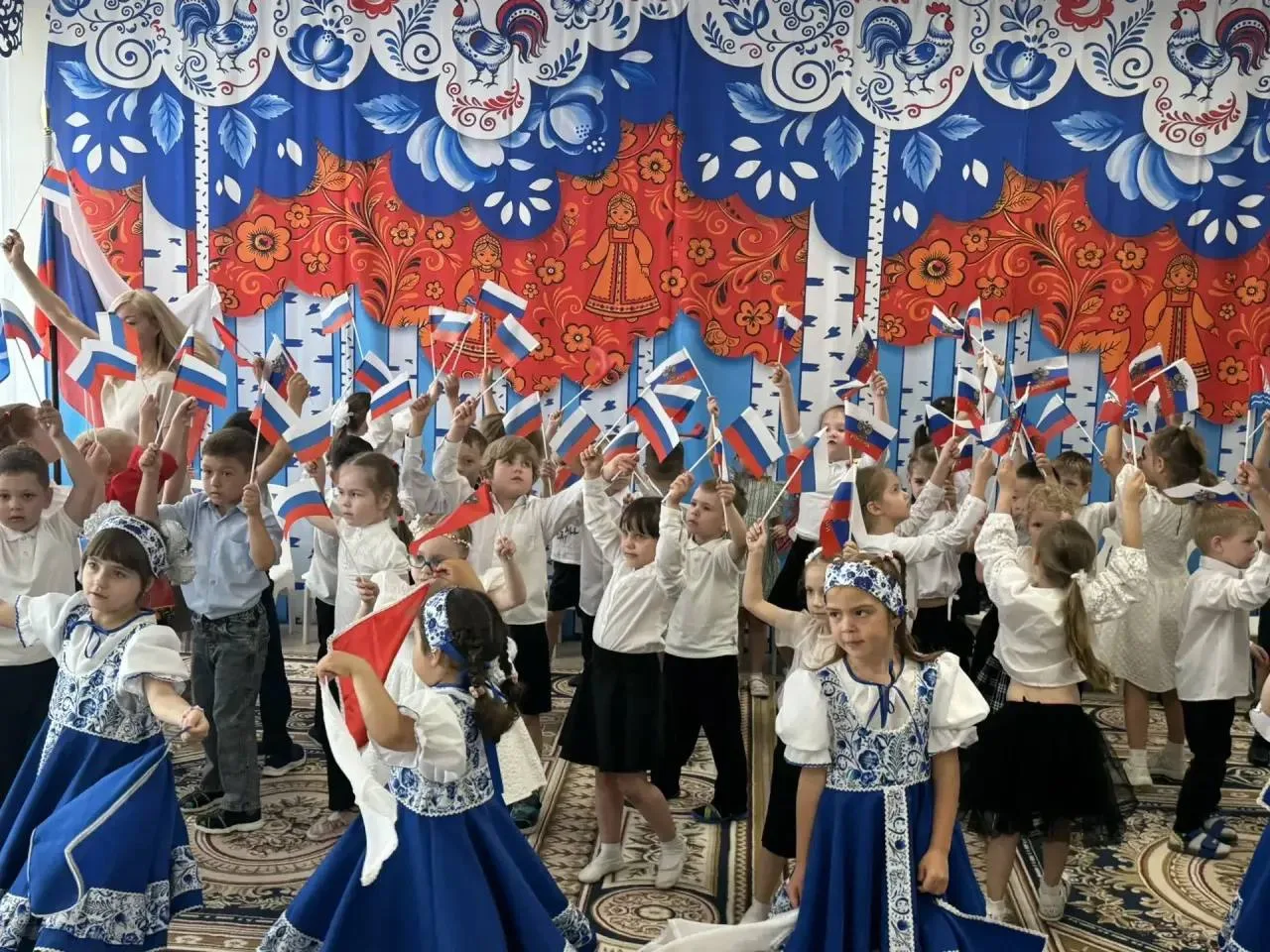 Люблю тебя, моя Россия ❤
За ясный свет твоих очей 
За ум, за подвиги святые 
За голос звонкий, как р