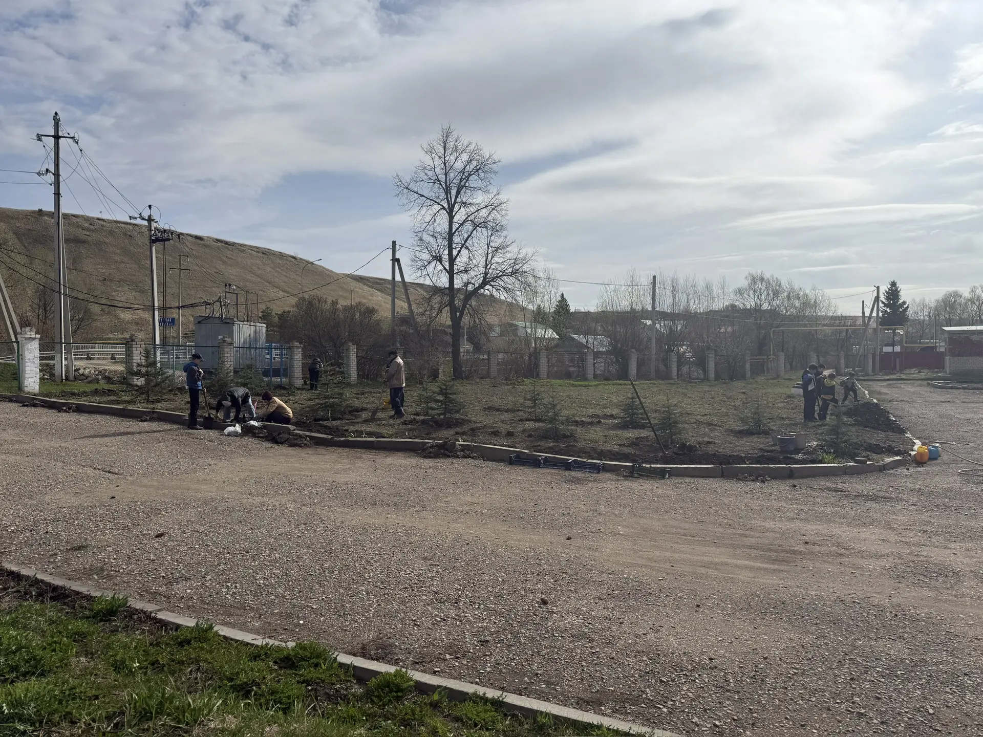 18 апреля в нашей школе прошёл весенний субботник. Все вместе дружно наводили порядок вокруг своей ш