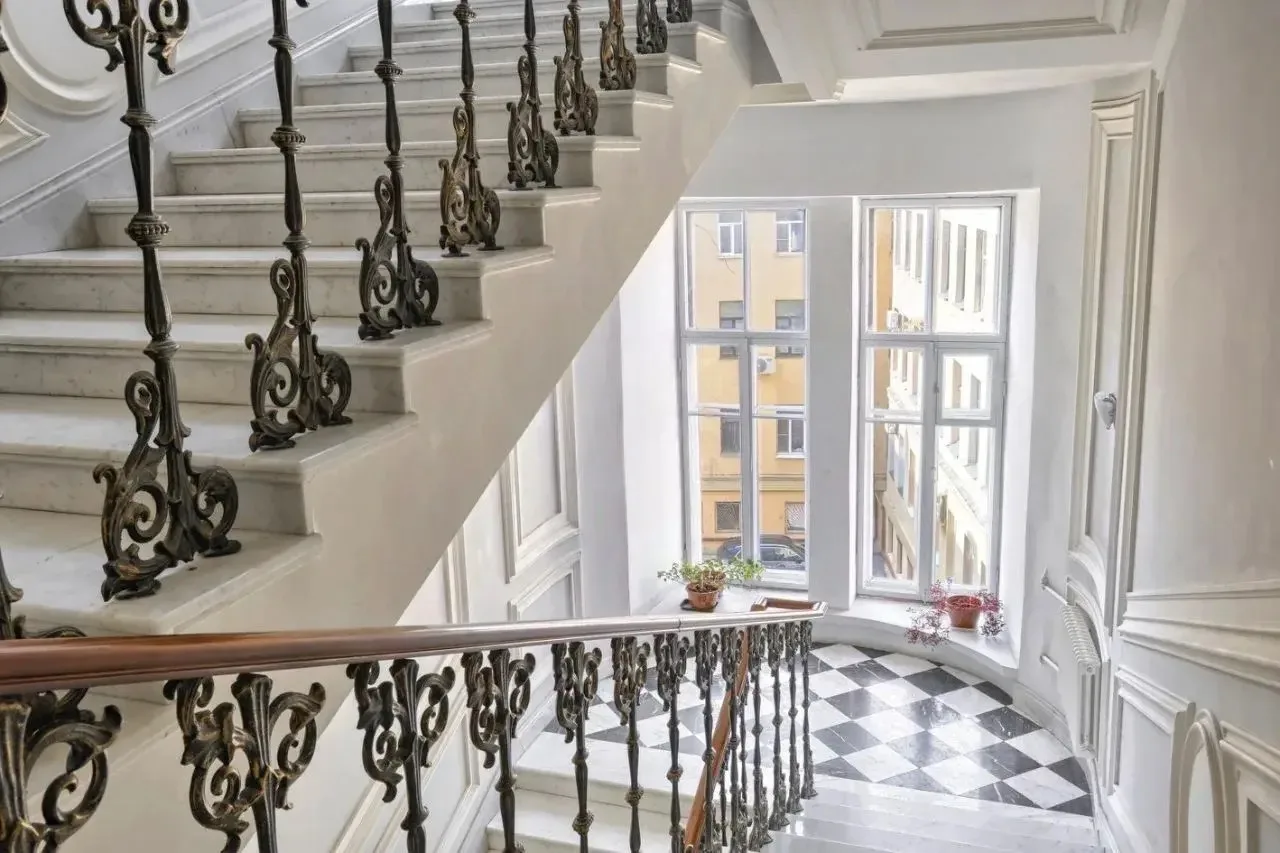 🏠 В России продают самый дорогой этаж квартир — за 355 000 000₽

Лот находится в историческом доме 