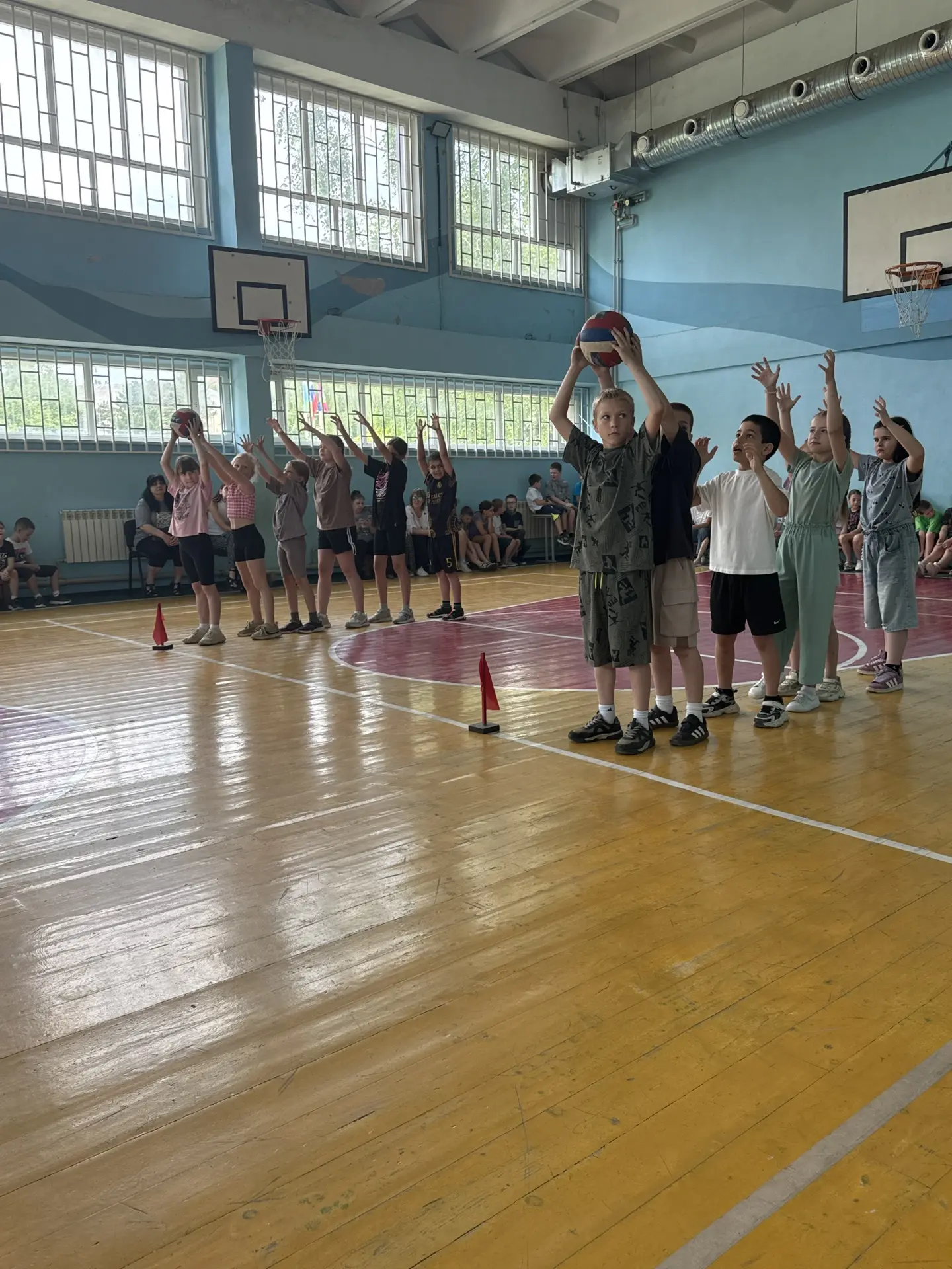 🎉 Спортивные эстафеты в школьном лагере: драйв, скорость и настоящая командная сила! 🎉
Сегодня в н