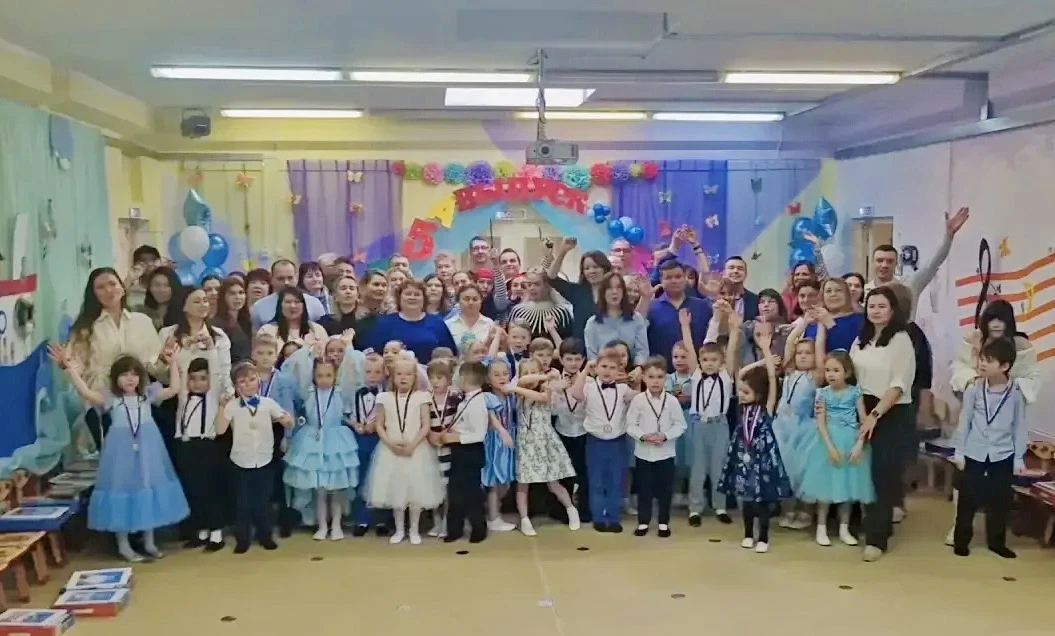 С НЕЖНОСТЬЮ В СЕРДЦАХ 💖

🎈 Выпускной в детском саду всегда больше, чем праздник. Это день, когда с