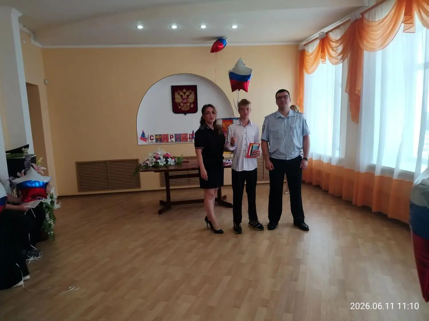 Теперь ты с паспортом, дружище,
И гражданином стал большим.
Пусть жизнь успехов не лишится,
Иди к вы