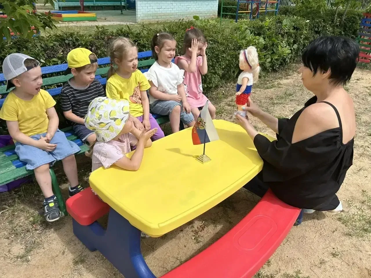 «Что зовём мы Родиной?»
Дом, где ты и я живём,
И берёзки, вдоль которых
Рядом с мамой мы идём.
Флаг 