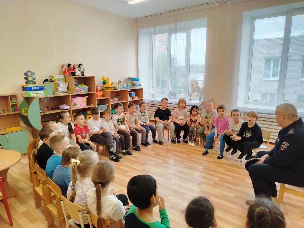 Сегодня в нашем детском саду прошла важная встреча с представителем Госавтоинспекции. Перед наступле