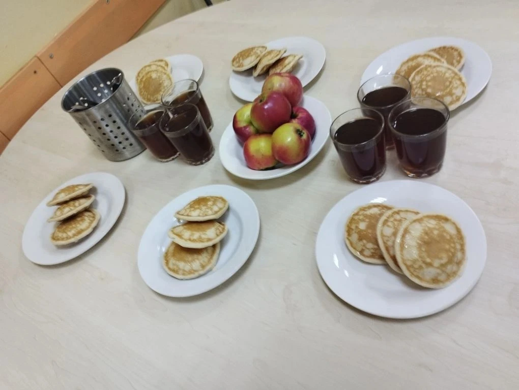 ☕ДЕЖУРНЫЙ ПО СТОЛОВОЙ☕

На связи рубрика "Дежурный по столовой" в летнем пришкольном лагере. Сегодня