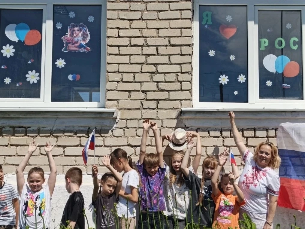 🇷🇺День России!

Сегодня в нашем пришкольном лагере царила по-настоящему творческая и патриотическа