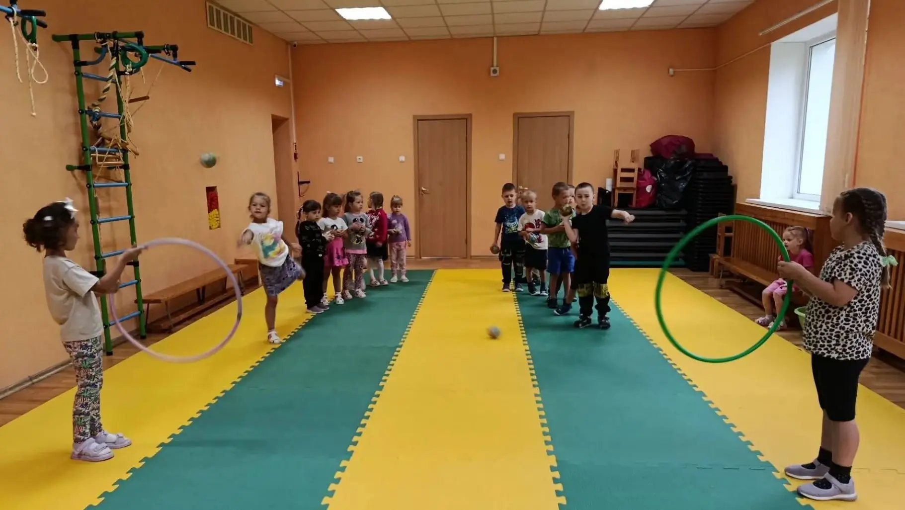 Пусть сегодня непогода💦☔
Помешает нам гулять,
У нас будет развлеченье
"Мой весёлый, звонкий мяч"⚽.
