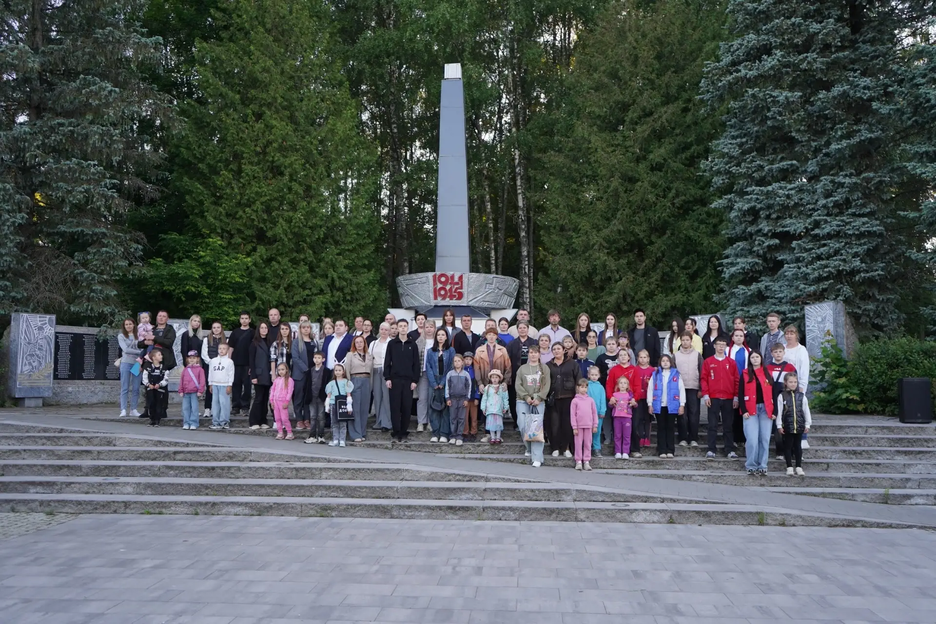 21 июня состоялась ежегодная патриотическая акция «Свеча памяти». 
 
Вичужане собрались у обелиска р