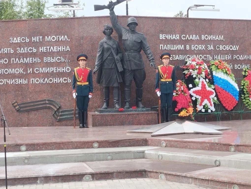 Энергетики из Губкинского и Муравленко почтили память героев
22 июня, в День памяти и скорби, сотруд