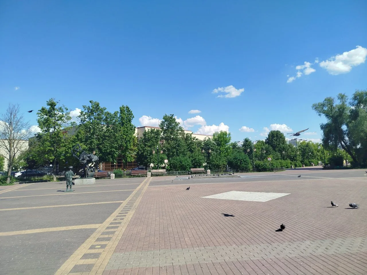 Такая жара, а фонтан на бульваре Карелова не работает.