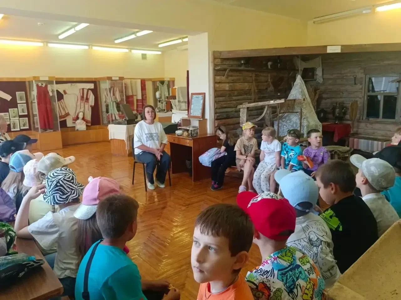 🏛️ Экскурсия в прошлое

Наш лагерь «Веселые ребята» побывал в музее народов Поволжья в ДДюТе. Ребят
