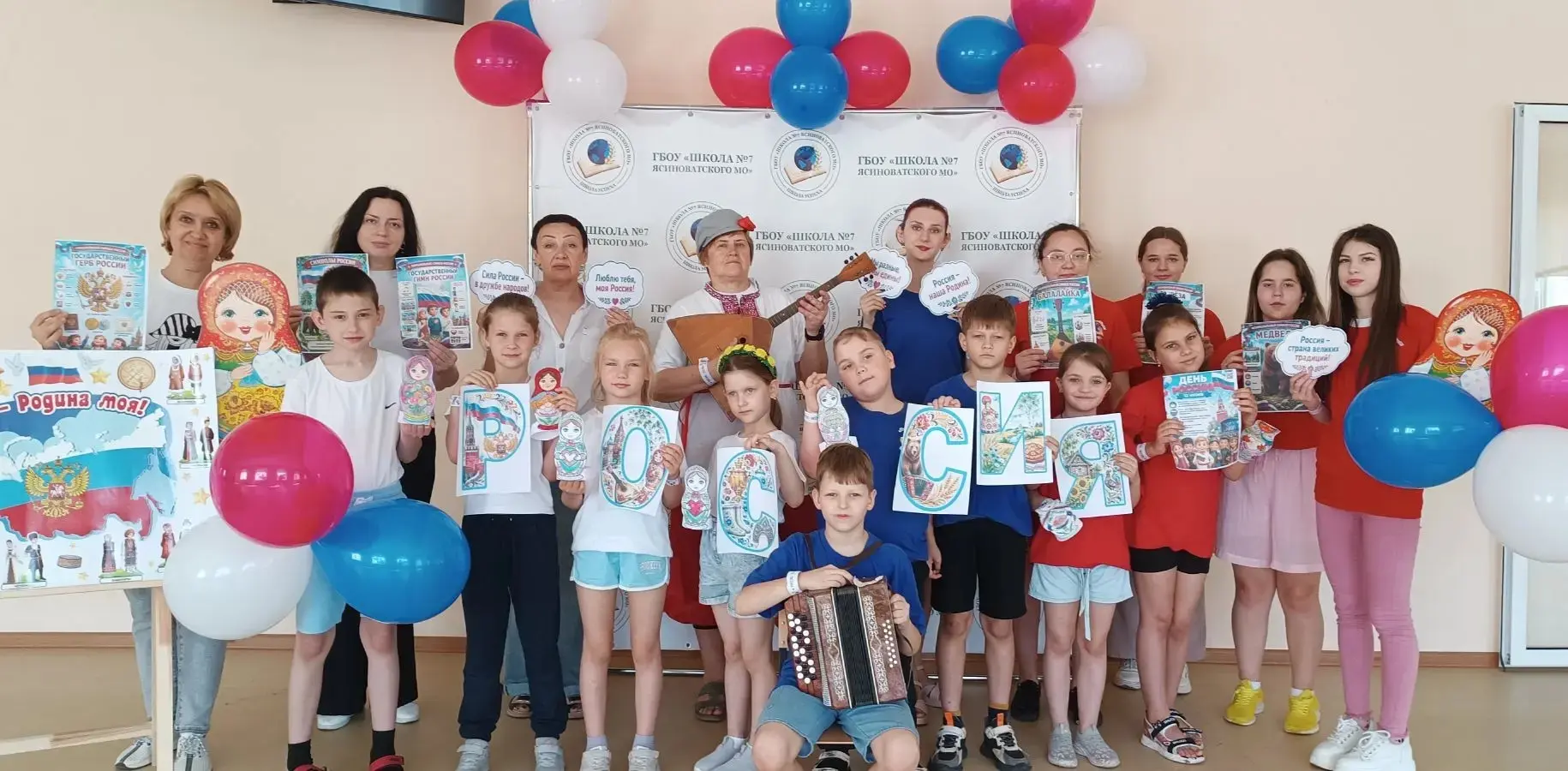 🎉 Яркий День России на нашей пришкольной площадке! 🎉

Сегодня было по‑настоящему жарко — не только