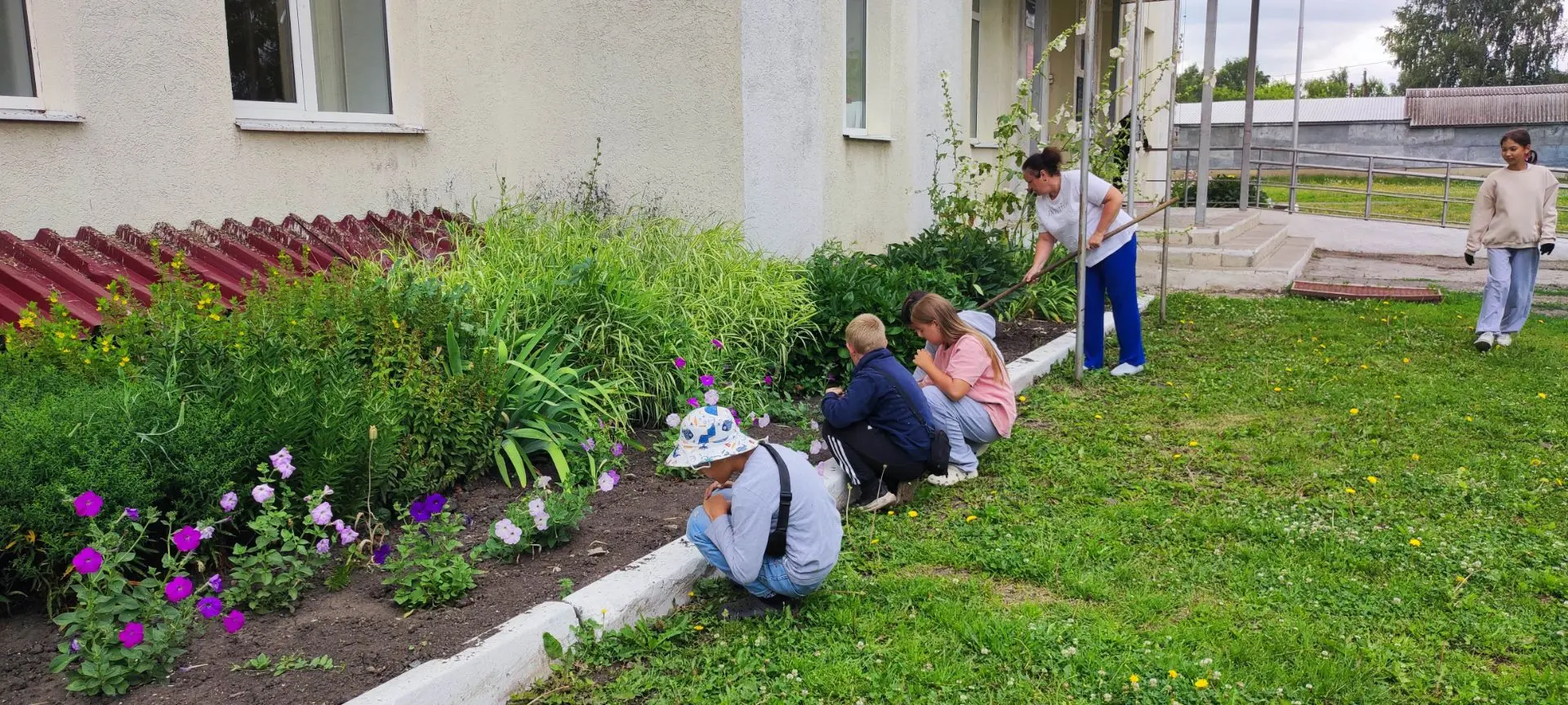 🌷Красота начинается с малого: школьники ухаживают за территорией

🫶В эти летние дни на пришкольной