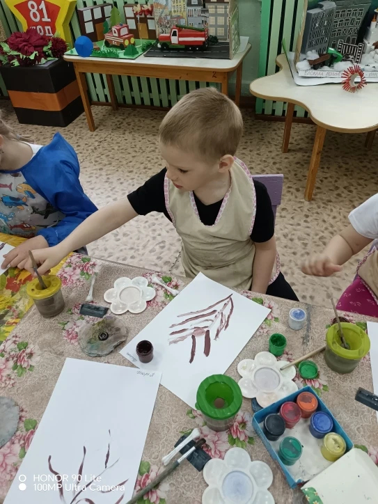 Сирень 

На кружке «Фантазии в красках» прошло увлекательное творческое занятие — рисование сирени с