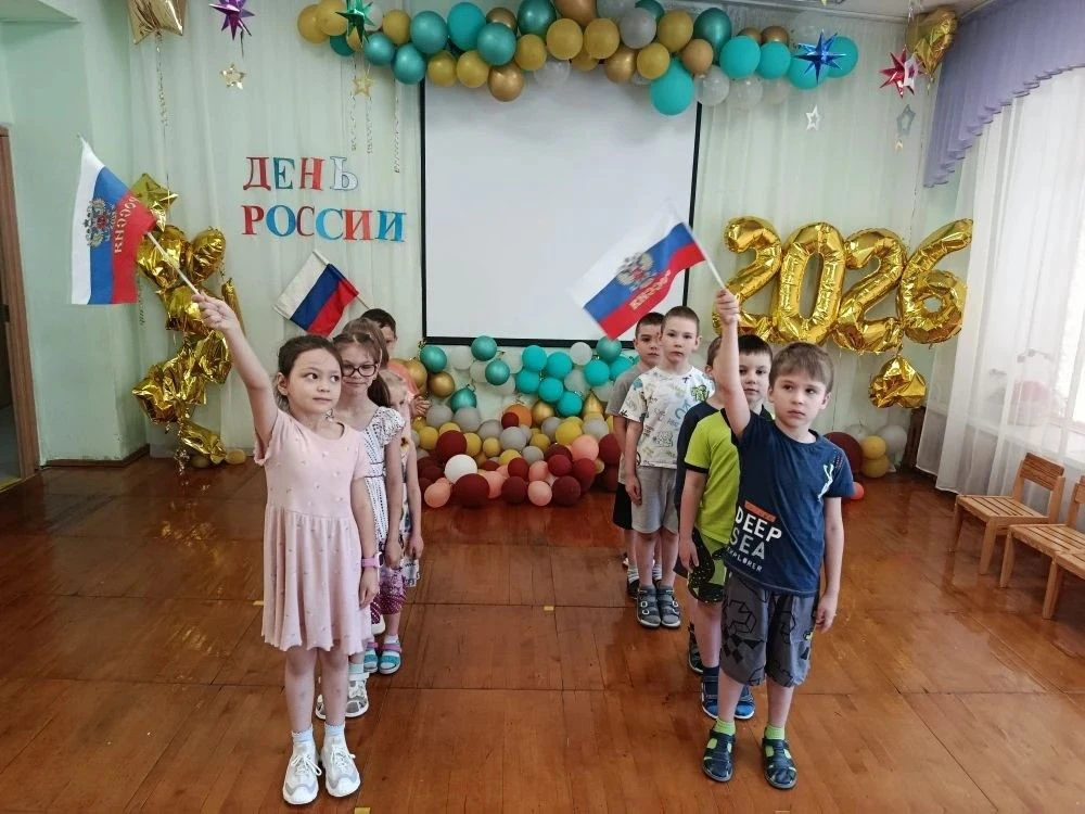 Яркий праздник ко Дню России прошёл сегодня в нашем ДОУ! 
Дети и педагоги погрузились в атмосферу па