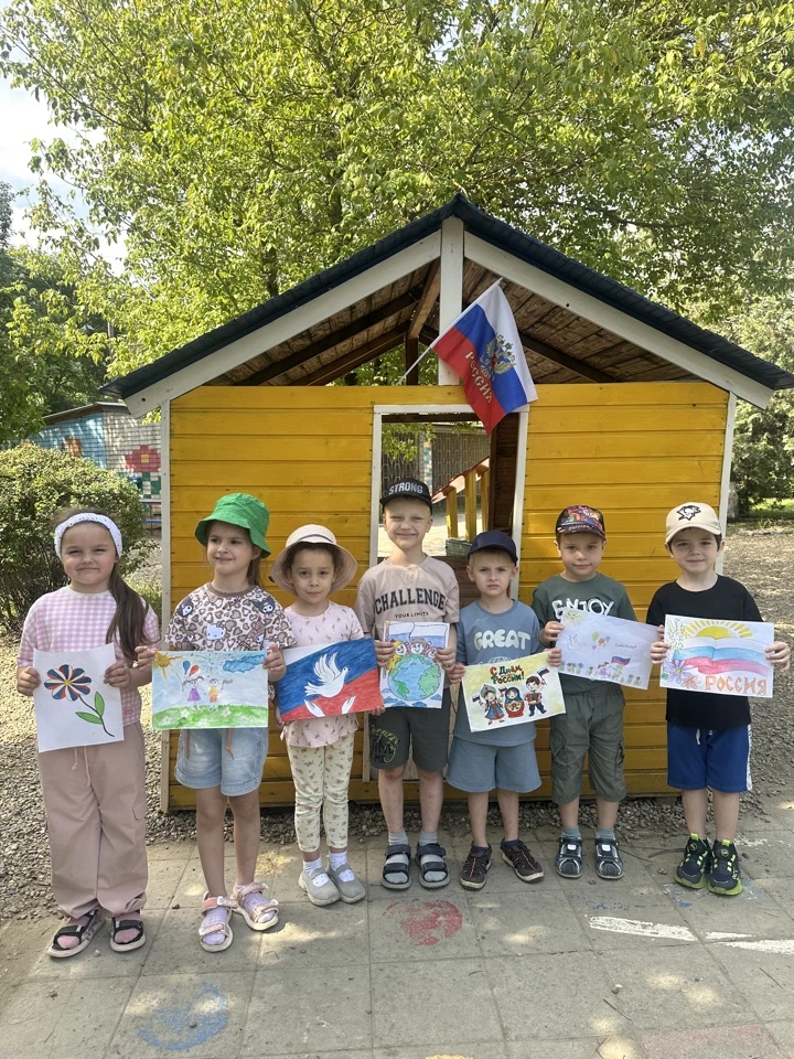 Мы с ребятами 15 группы провели занятие, посвящённое Дню России. Сначала дети нарисовали рисунки на 