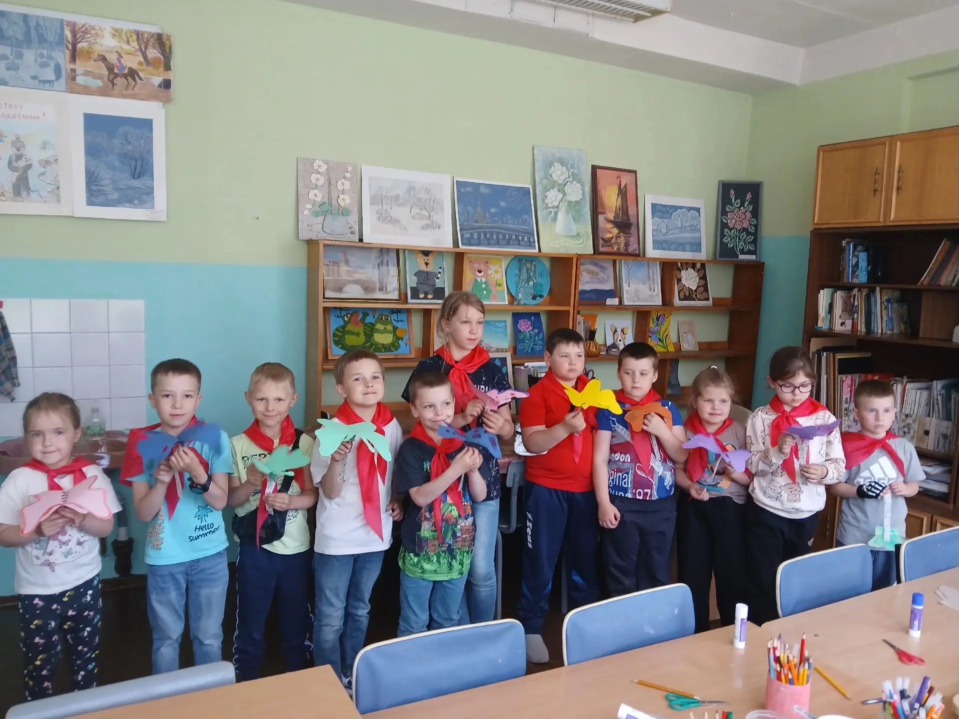 "Мастерилки"  в летнем лагере Павловской школы создали целый рой фантастически красивых бабочек!