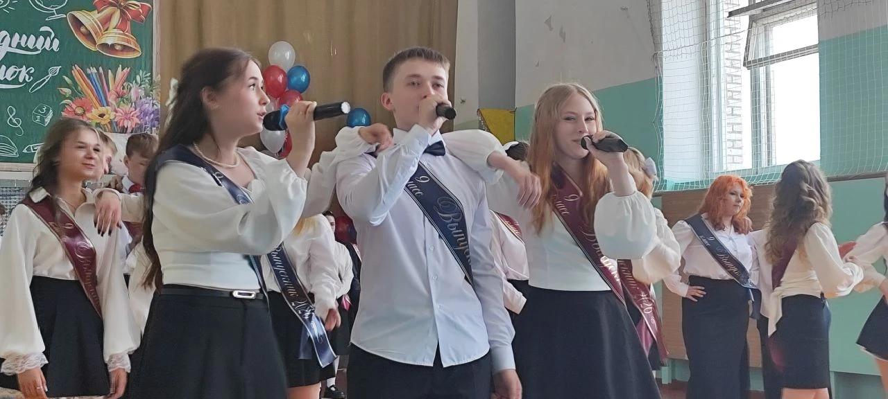 Последний звонок в 9-х классах: точка или запятая? 🎓🔔

Сегодня на нашей школьной линейке — особенн