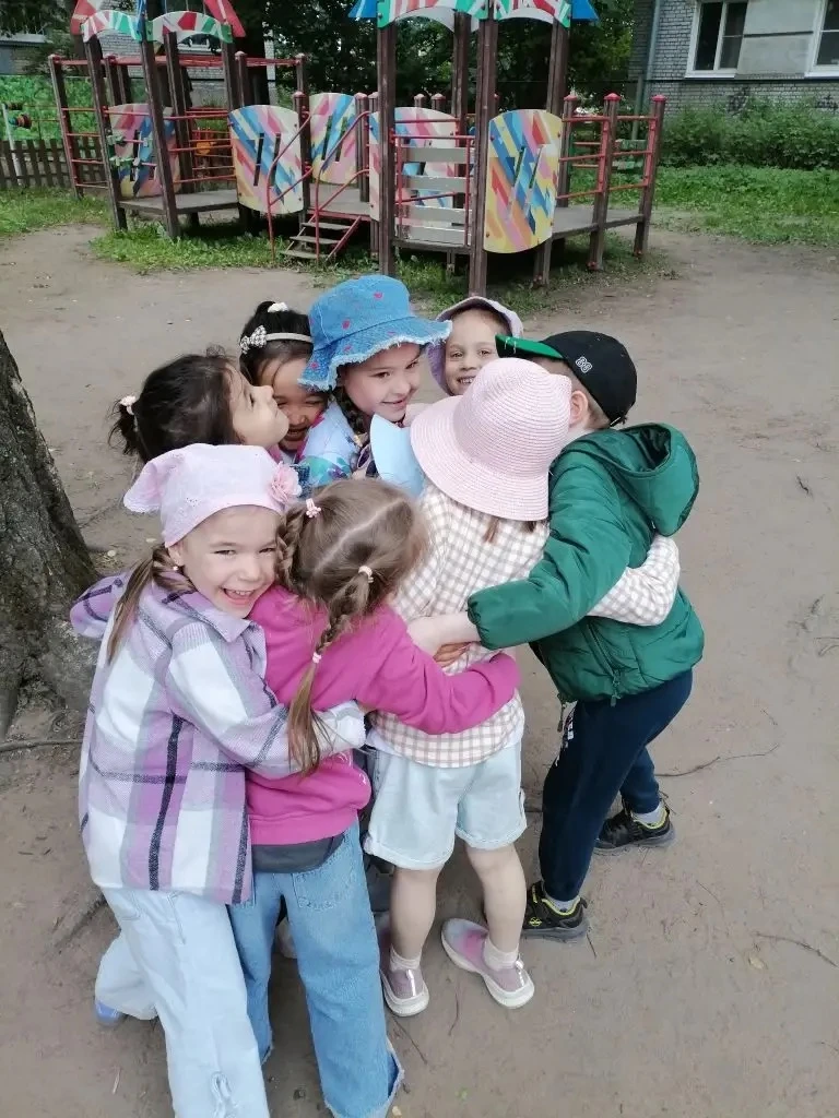 🎶Дружба крепкая не сломается,
Не расклеится от дождей и вьюг.
Друг в беде не бросит,
Лишнего не спр