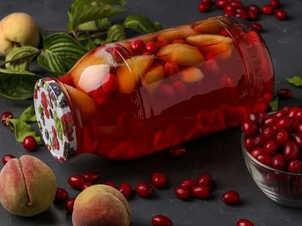 КОМПОТ ИЗ КИЗИЛА И ПЕРСИКОВ

Ингредиенты
Персики — 200 г
Кизил — 200–250 г
Сахар — 150 г
Лимонная ки
