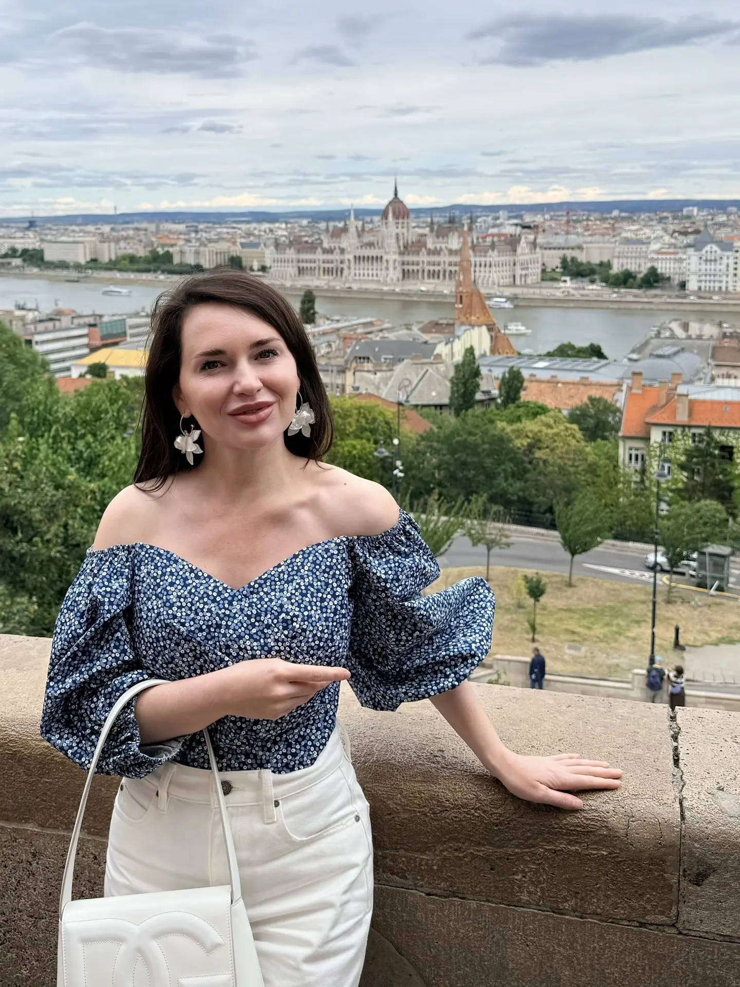 Сегодня мы погуляли с гидом по Будапешту. Красиво. Хочу внести небольшую поправку к своему предыдуще